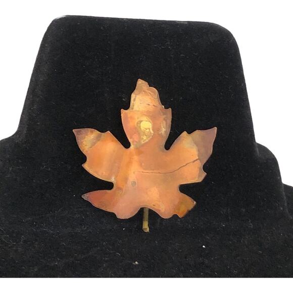 Vintage Gold Tone Metal Textured Maple Leaf Pin Brooch - Picture 4 of 10